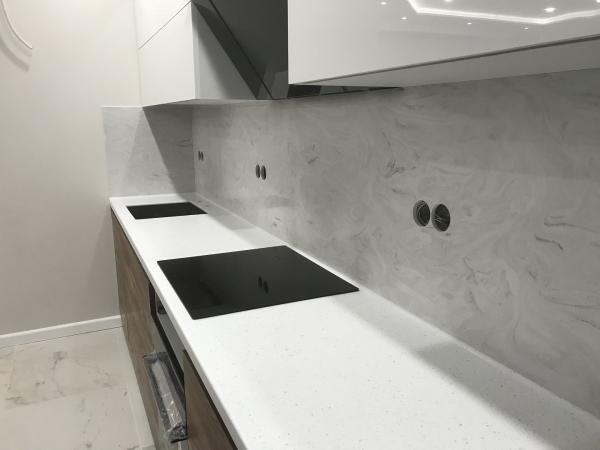 Столешница Corian с кухонным фартуком из камня Hi-Macs
